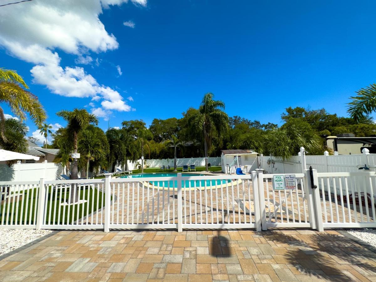 1K Bed Studio Apt With Shared Pool 02 Clearwater Buitenkant foto